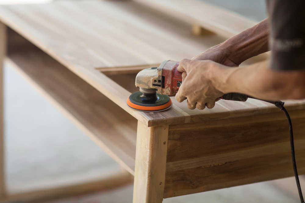 Le guide pour poncer un meuble en bois et obtenir une finition impeccable